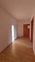 Heller Flur mit Holztür - 