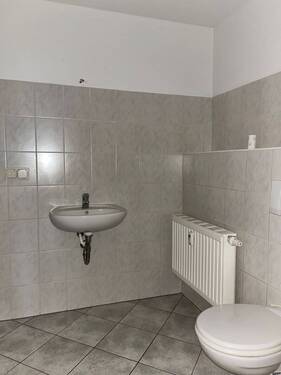 Bad mit Fliesen und Heizung - 