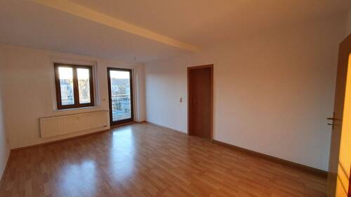 Wohnzimmer mit Balkonzugang - 