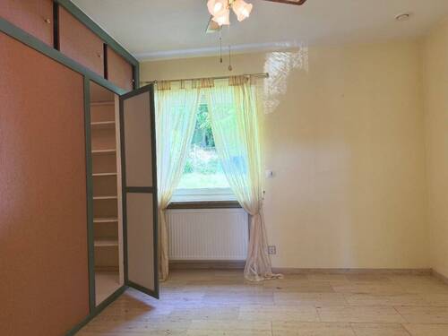 Schlafzimmer mit begehbarem Kleiderschrank - 