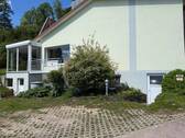 Stellplatz und Eingänge zur Werkstatt und Waschküche - 