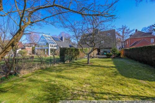 2 Hausansicht mit Garten - 5 Zimmer Doppelhaushälfte zum Kaufen in Hamburg