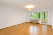 Wohnzimmer - Freie & gepflegte 2-Zimmer-Wohnung im Hochparterre mit Balkon! Erbbaurecht bis 2067!