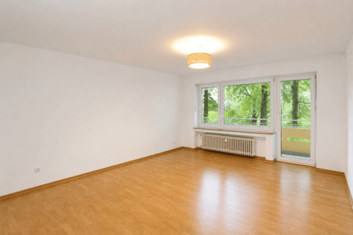 Wohnzimmer - Freie & gepflegte 2-Zimmer-Wohnung im Hochparterre mit Balkon! Erbbaurecht bis 2067!