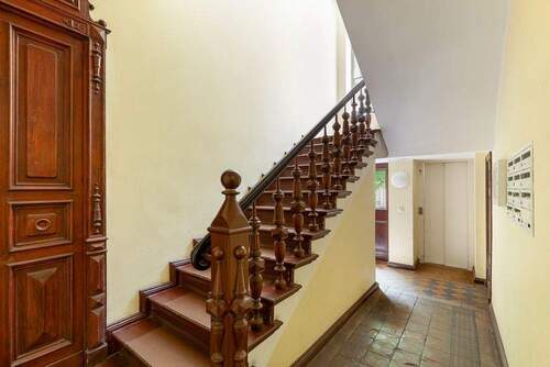 Treppenhaus mit Liftzugang - 