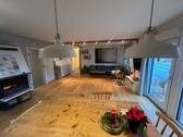 Wohn-/Esszimmer mit Holzkamin - 