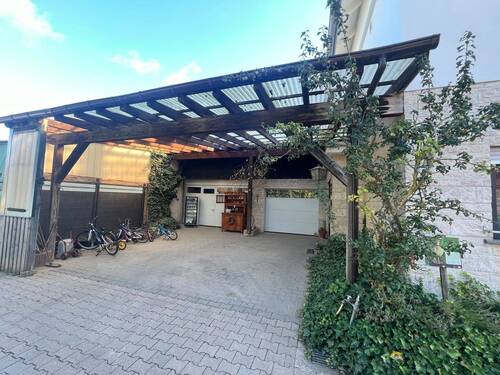 Doppel-Carport mit zwei Garagen - 