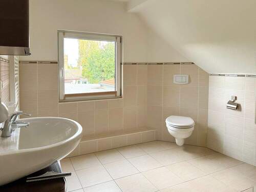 Badezimmer mit Fenster - 