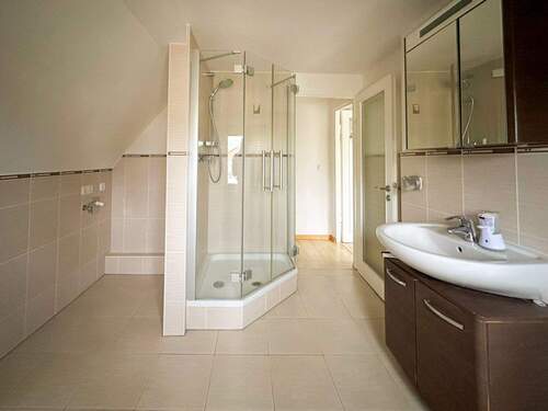 Badezimmer mit Dusche - 