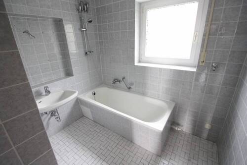 Badezimmer_www.villingen.immobilien - Etagenwohnung mit 80,00 m&sup2; in Sankt Georgen zur Miete