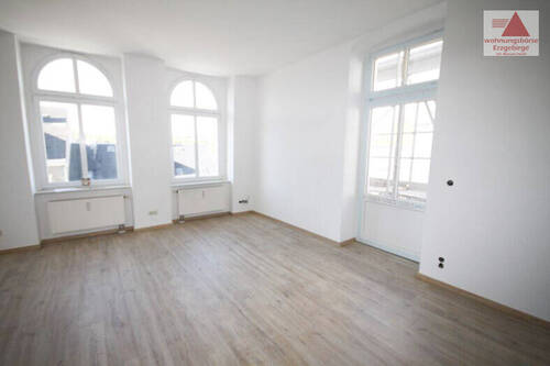 Wohnzimmer - Komplett sanierte 3-Raum-Wohnung mit großer Dachterrasse mitten im Zentrum von Annaberg-Buchholz!!