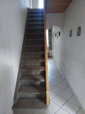 Flur im EG mit Treppe ins DG - 