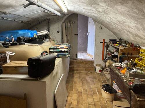 Gewölbekeller mit Öltanks - 