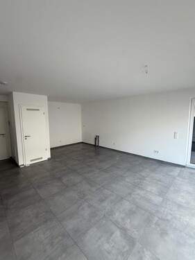 Wohnzimmer mit Küche.JPG - 2 Zimmer Terrassenwohnung in Neu-Isenburg