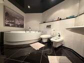 UG - Badezimmer mit Badewanne WC und Bidet - 