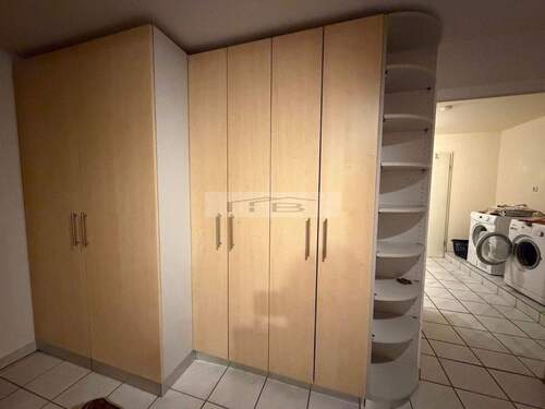UG - Büro mit Schränken (hinter der Waschküche) - 