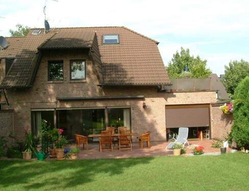 Rückansicht Haus - Wohnung im Erdgeschoss und Untergeschoss mit Gartennutzung und Garage - Viel Platz in Hürth-Gleuel: 122 m² Wohnfläche + 94 m² Nutzfläche, mit großem Garten und Garage!