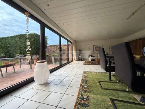 EG - Wohnzimmer mit angeschlossener Terrasse - 