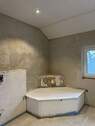 Bad OG mit Eckbadewanne - 