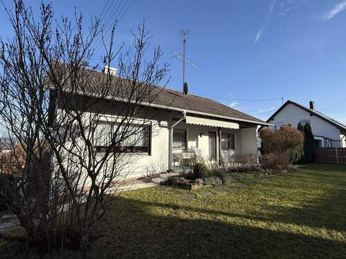 Hausansicht mit Garten - 4 Zimmer Einfamilienhaus in Stockach