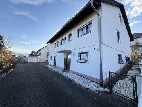 Hausansicht mit Eingang - 