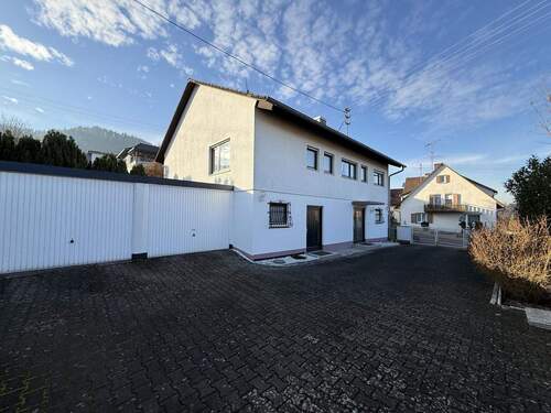 Hoffläche mit Garagen - 