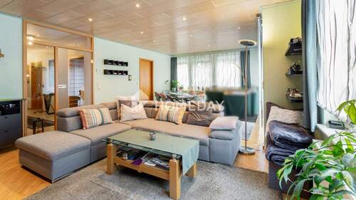 Wohnzimmer 2 - Großzügige 3-Zimmer-Wohnung mit Südbalkon, TG-Stellplatz und Einbauküche