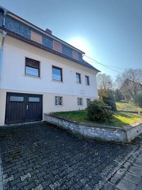 Vorderansicht mit Garage - 