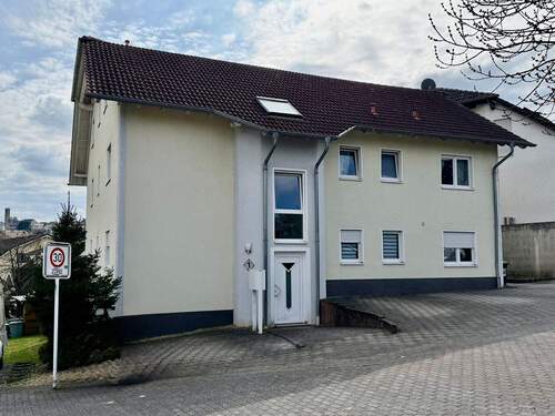 Haus Vorderansicht - Wohnung zur Miete - 800,00&nbsp;EUR Kaltmiete, ca.&nbsp; 85,00&nbsp;m&sup2;&nbsp;Wohnfl&auml;che