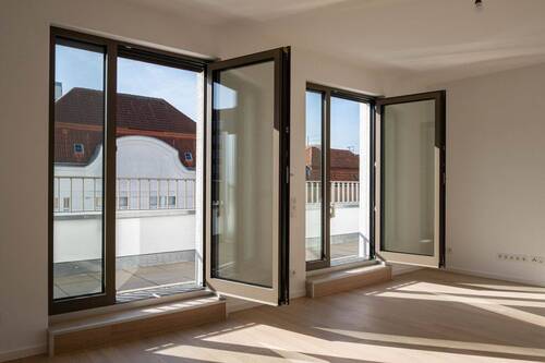 Ausstieg zum Balkon - 2 Zimmer Etagenwohnung in Berlin