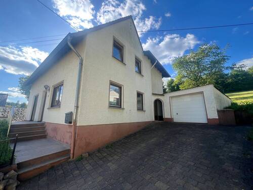 Seitenansicht mit Garage - 7 Zimmer Einfamilienhaus in Oberstreit