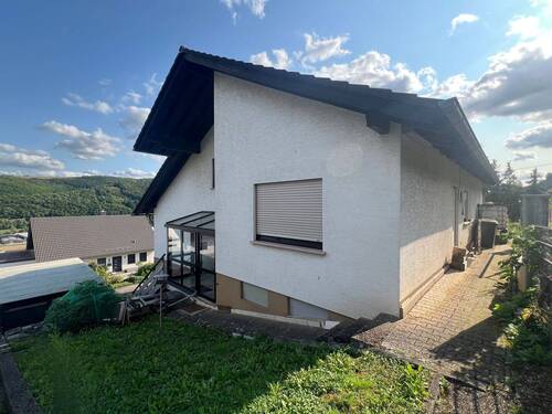 Seitenansicht mit Hauseingang - 