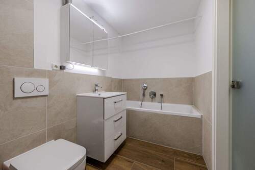 Bad mit Wanne und Dusche - 