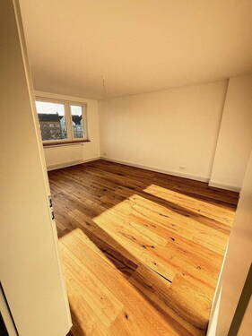 Wohnzimmer 2 - 3 Zimmer Etagenwohnung zum Kaufen in Kiel