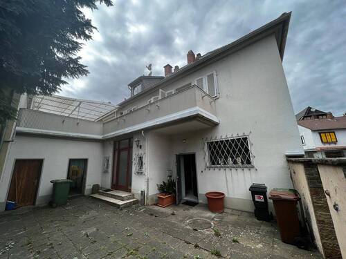 Rückansicht mit Innenhof - 