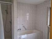 Bad mit Wanne - 