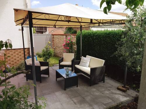 4. Terrasse mit kleinem Gärtchen.JPG - 8 Zimmer Mehrfamilienhaus, Wohnhaus in Usingen