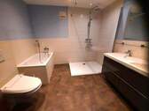 Bad mit Wanne und Dusche - 