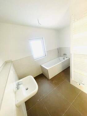 Bad mit Wanne und Dusche im Ob - 