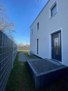 Eingang vorn - 4 Zimmer Doppelhaushälfte in Blankenfelde- Mahlow