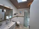 Neuwertiges Duschbad mit Dachfenster - 