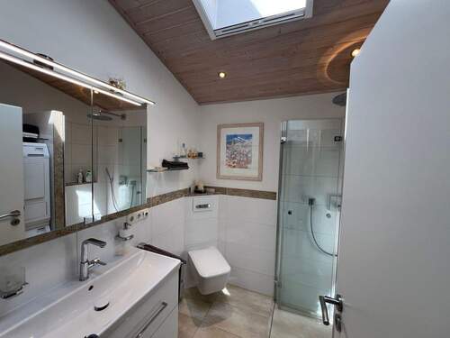Neuwertiges Duschbad mit Dachfenster - 