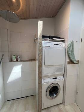 Waschmaschine und Trockner im Bad - 