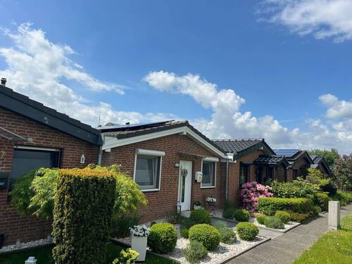 Neue Photovoltaikanlage auf Dach - 