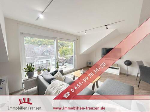 Wohnzimmer - Kenn: aufwändig sanierte, energieeffiziente, fast 87 m² große und helle Dachgeschosswohnung mit Balkon - ideal für Paare !