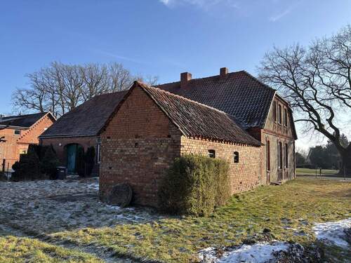 Außenansicht Nebengebäude und Haupthaus - 7 Zimmer Mehrfamilienhaus, Wohnhaus in Uelzen