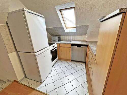 Praktische Einbauküche mit Tageslicht - 