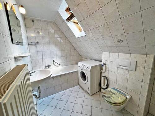 Tageslichtbad mit Badewanne - 