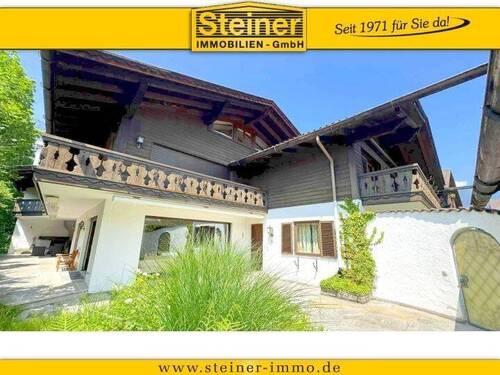Blick auf das Herrenhaus - LandhausHerrenhaus ca. 452 m² Nutzflächen, Grundstück 1.176 m², Einlieger-Whg. Garagen-Halle