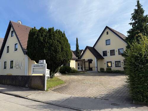 Zufahrt.jpeg - Ehemaliges Hotel - 6.700,00 EUR Kaltmiete,